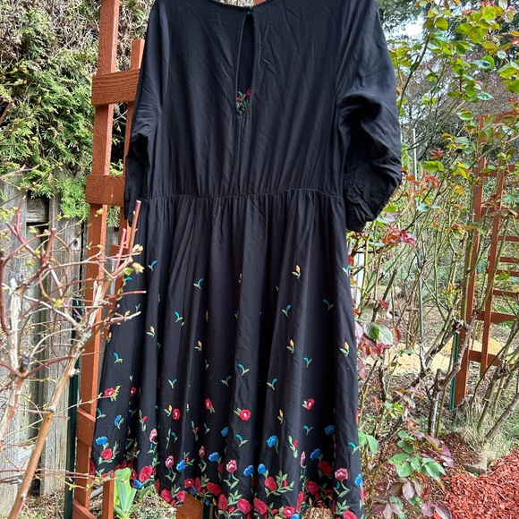 Torrid dress black with floral embroidery hem elastic waistband Sz 1X - Picture 4 of 5